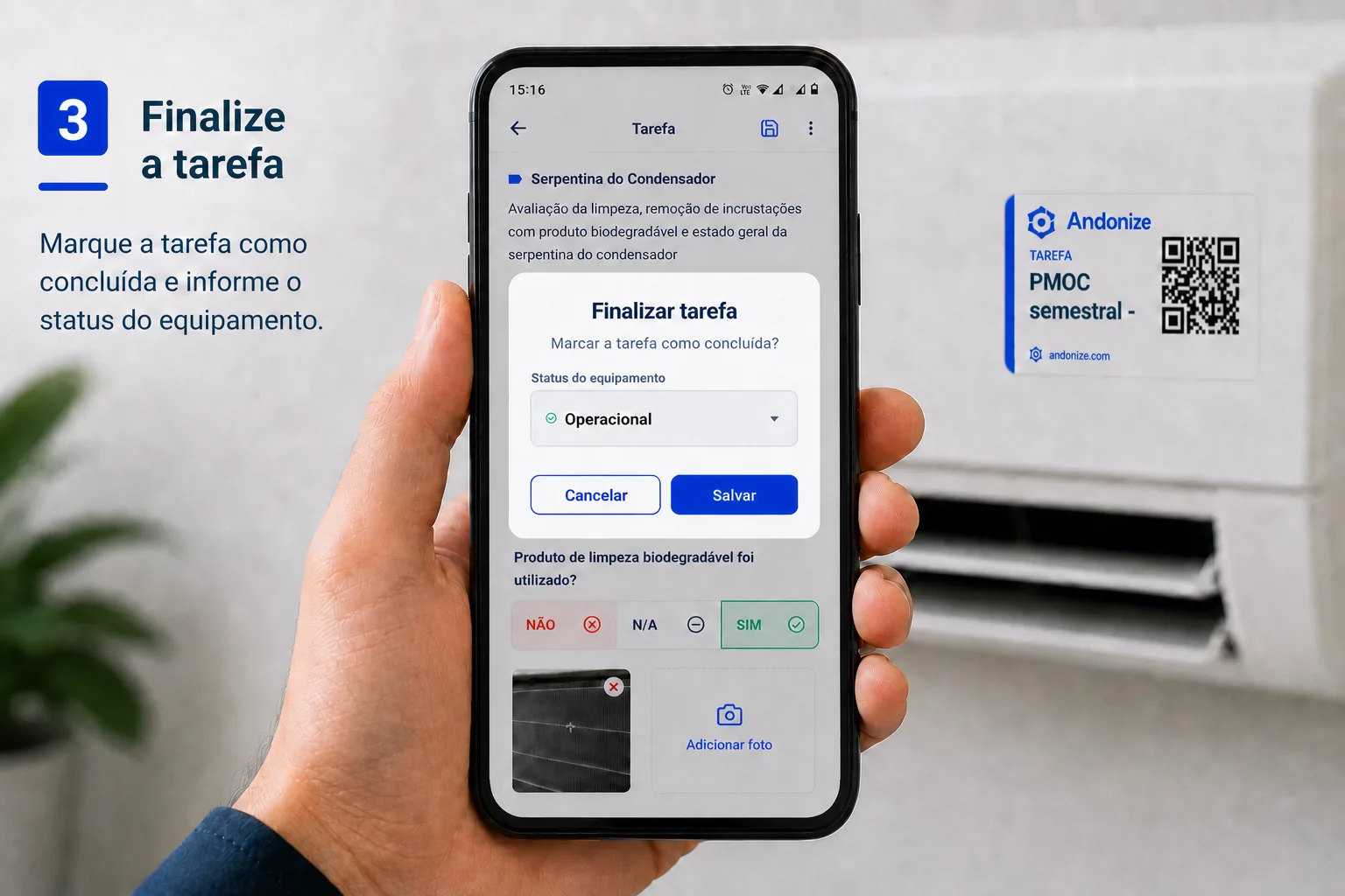 Técnico finalizando uma tarefa PMOC no celular e registrando o status operacional do equipamento